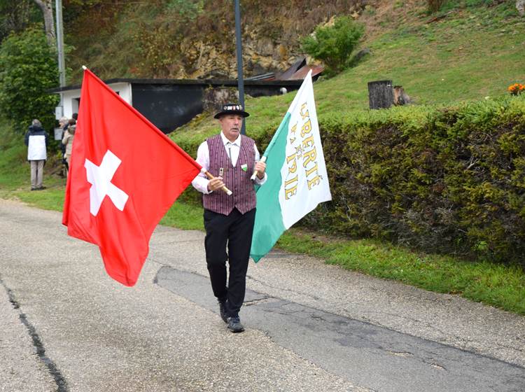 l'arrivée des troupeaux est annoncée par les drapeaux suisses et du canton de vaud