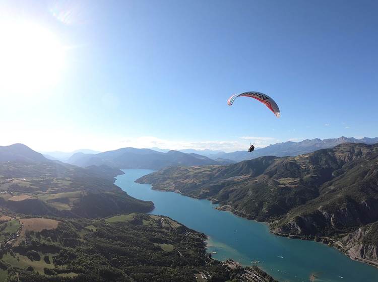 Vol en parapente, les Ailes du Lac à Saint Vincent les Forts