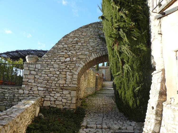 Belle arche en pierres blondes du Luberon dans le village de Joucas