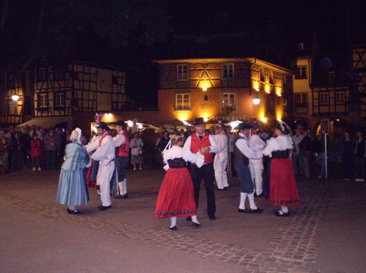 Spectacle folklorique au Koïfhus à Colmar en été