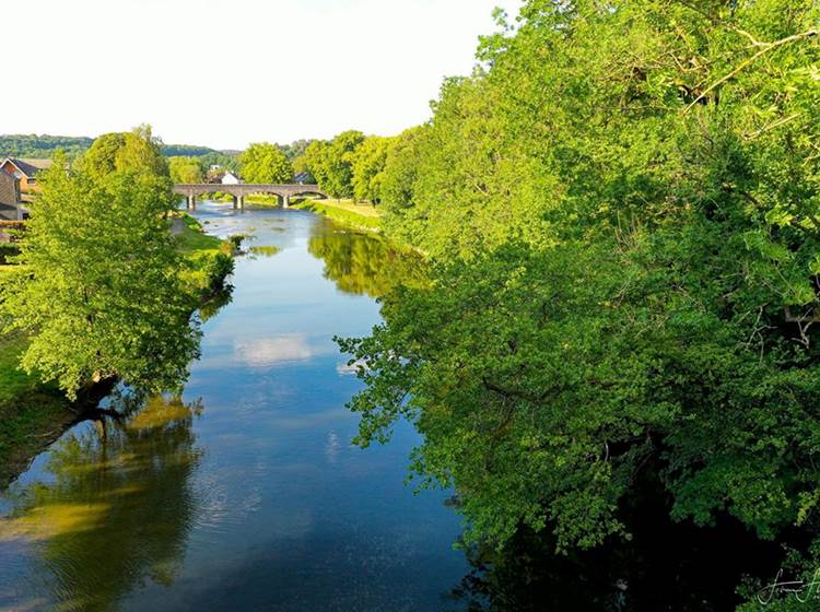 L'Ourthe coule tranquillement en traversant HAMOIR