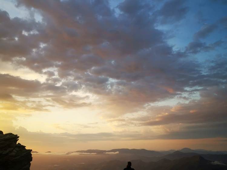 Les premiers monts d'Espagne depuis Biarritz