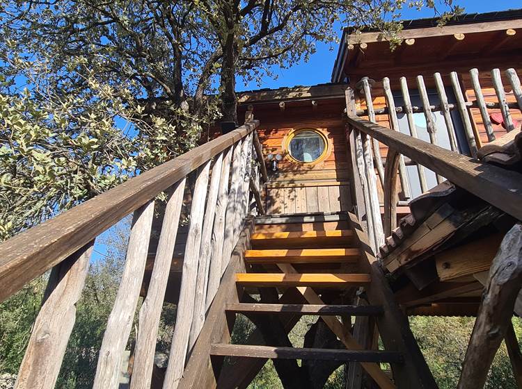 Un escalier en bois pour vous amener à 4m de hauteur