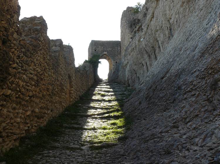 Chemin dans les murailles de Saint-Saturnin les Apt Luberon