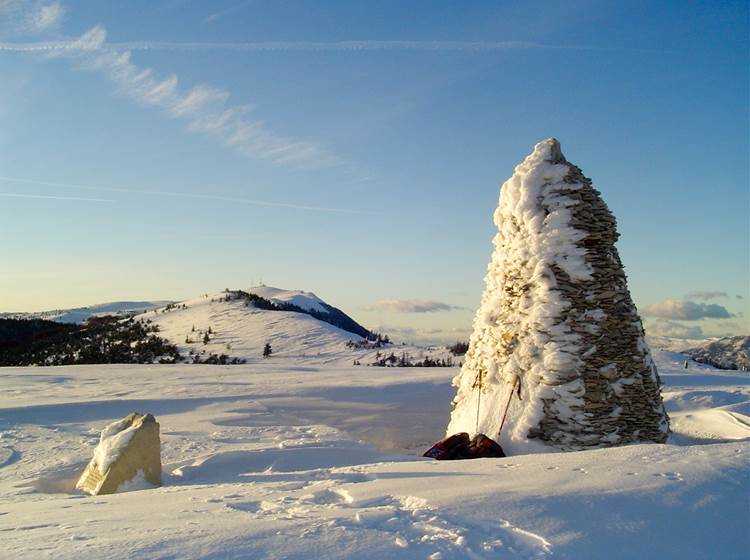 Le cairn de la montagne de Lure en hiver