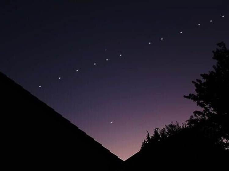 Illustration : Satellites Starlink dans le ciel nocturne. (Capture d’écran YouTube)