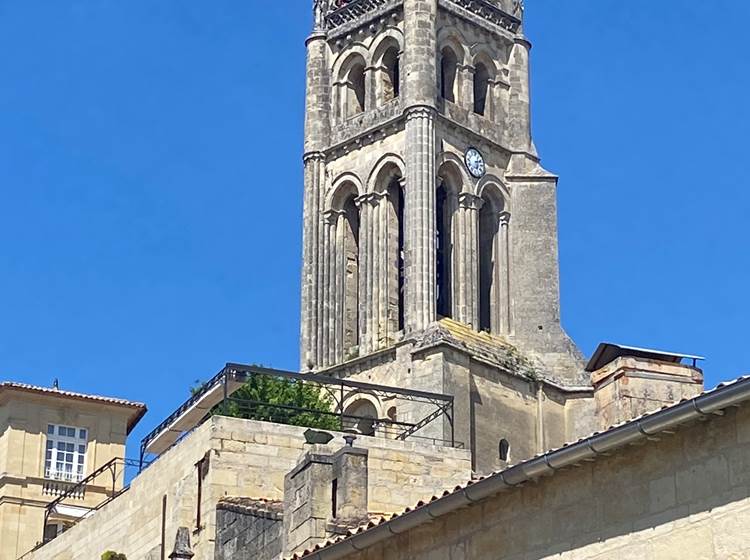 Eglise-Collégiale-village-vin-vignoble