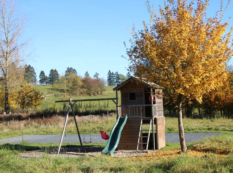 Plaine de jeux et espace petanque