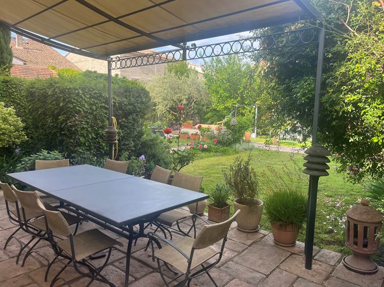 Le petit-déjeuner avec vue sur le jardin de notre maison