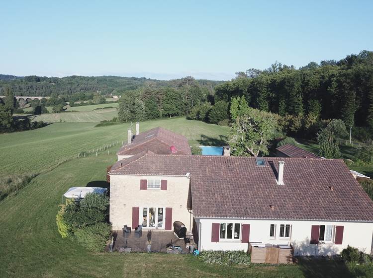 DOMAINE DU CHAMP DE L'HOSTE - maison d'hôtes à Larzac 24170 - Dordogne - Vue du ciel.