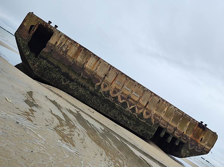 arromanches-les-bains-caisson-phénix-gold-beach-cinema-circulaire-mulburry-musee-du-débarquement-vélomaritime