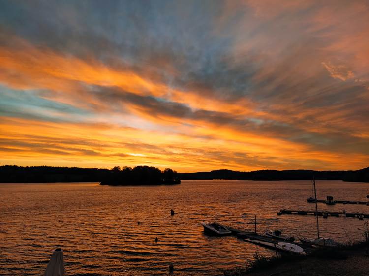 Le lac de Vassivière et ses multiples activités à seulement 7km du motel les tilleuls