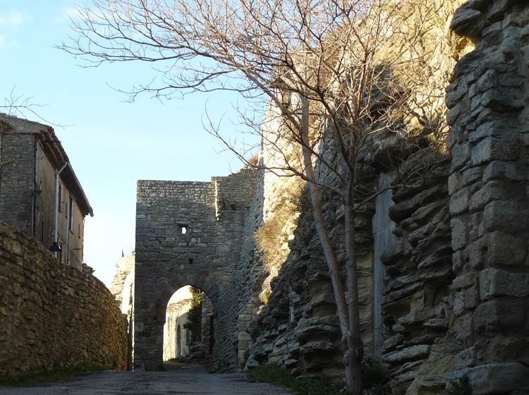 Rocher de Bellevue et arche en vieilles pierres dans le village de Saignon en Provence