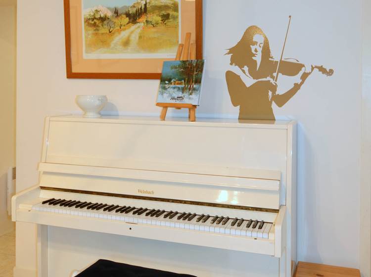 Le piano dans le salon de l'Atelier