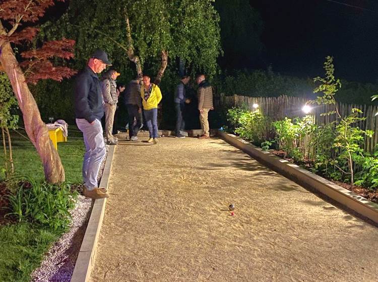 Partie nocturne avec éclairage de la piste.