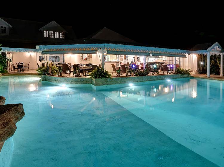 piscine nuit hostellerie guadeloupe