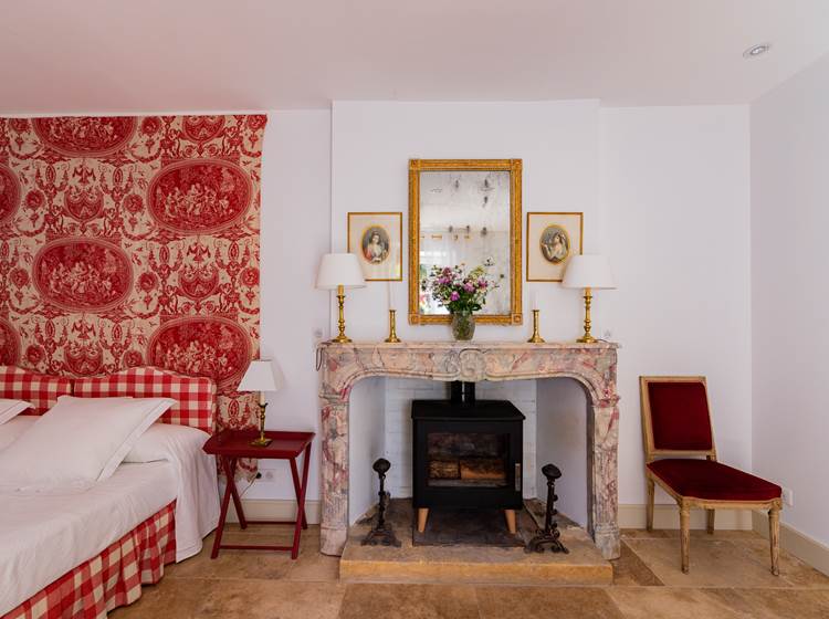 Une chambre avec salle de bain en suite