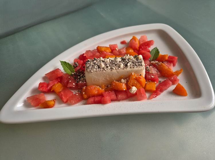 glace agrémentée de dés de pastèque et d'abricot