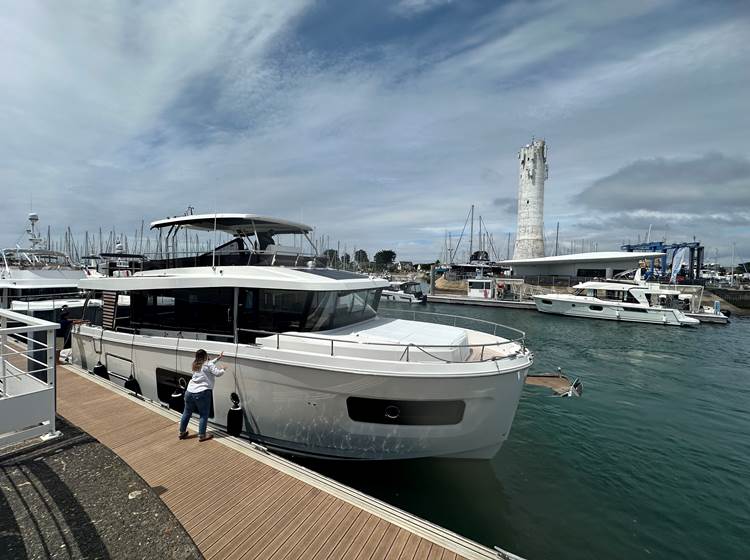 Convoyage Beneteau Trawer 54