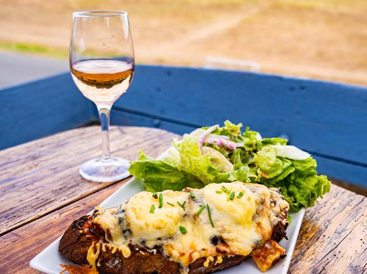 Chez Fou d'Loire, savourez tartines et petits plats à base de produits locaux avec une vue époustouflante sur la Loire.