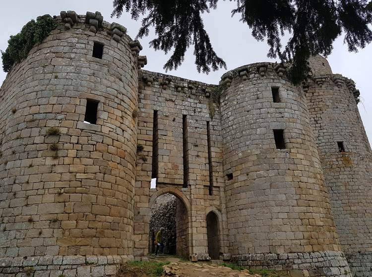 Le Château médiéval de Tonquédec par Le Colombier Bretagne