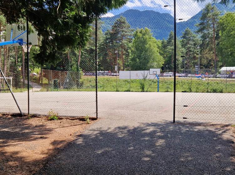 Terrain de loisir basket, foot, tennis, pumptrack gratuit
