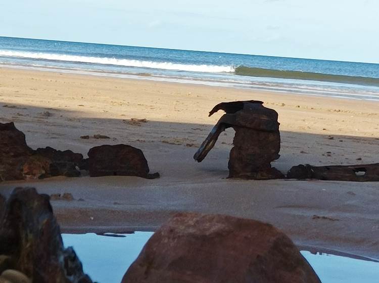 plage-omaha-beach-la-plus-instagrammée-instagram-vestige-objets-militaire-barge-du-débarquement-port-artificiel-ponton-falaise