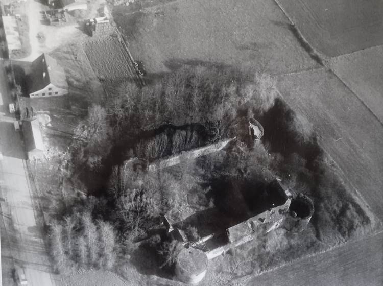 Les ruines du château dans les années 1990