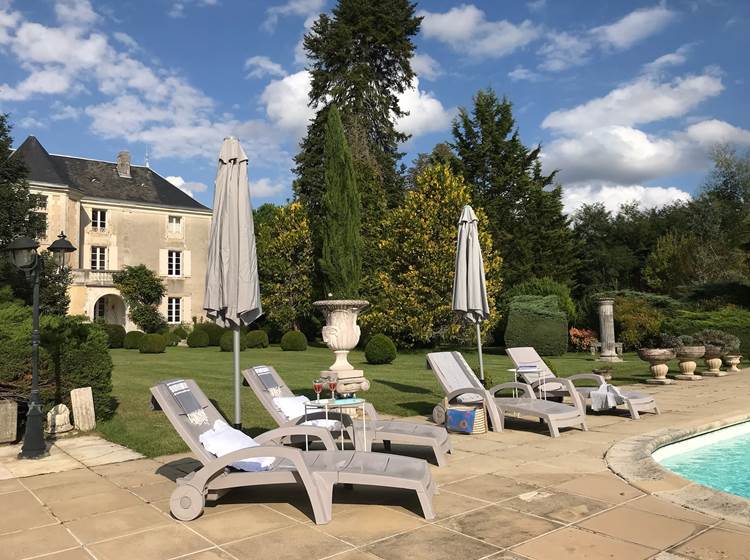 Piscine : Faire une pause bronzage ou lecture