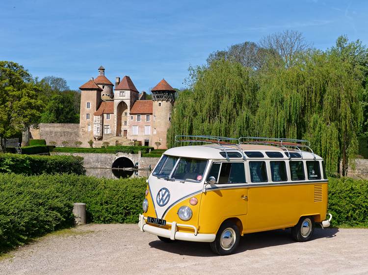 combi WW devant le château de Sercy