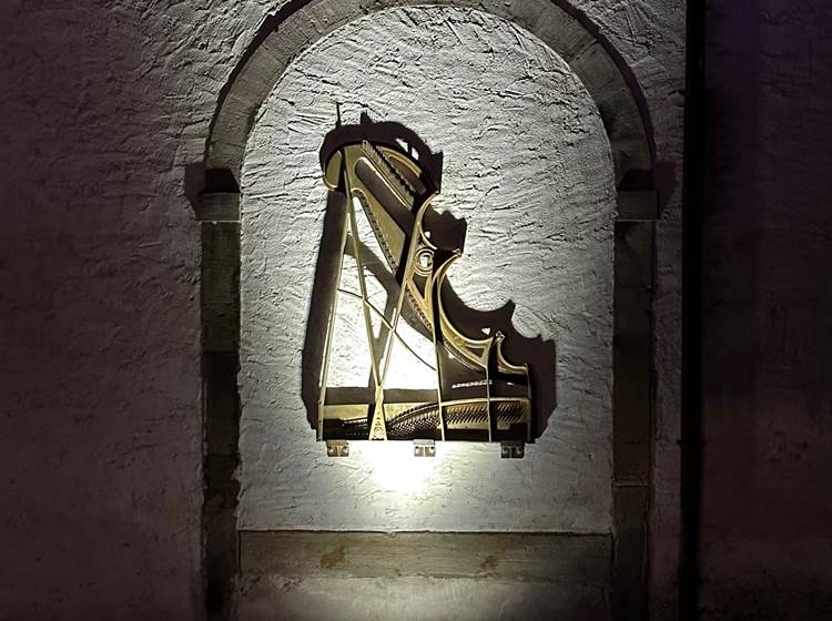 Un piano sur un mur !!!