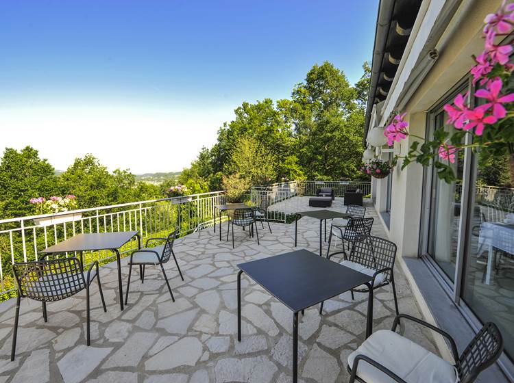 Villa Ric, terrasse vue sur saint-Céré et sur la vallée de la Dordogne