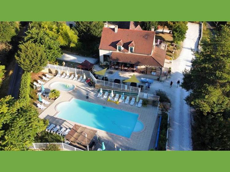 Vue aérienne de l'espace piscine des Chalets d'Argentouleau