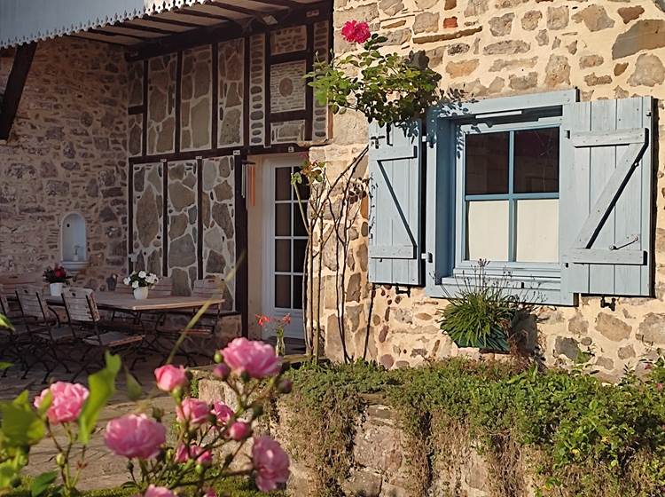 Espace de détente sur la terrasse à colombage