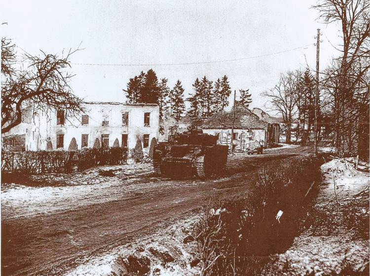 Sherman (tank américain) démantelé devant la façade du gîte