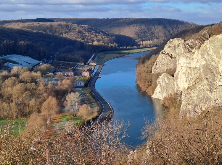 Vue sur Freÿr - le château, la Meuse et les rochers