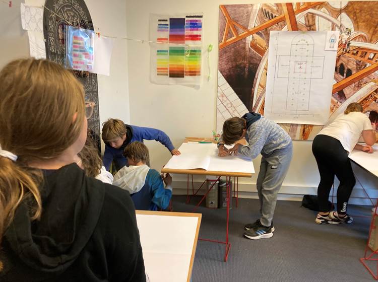 Prise des mesures . Atelier des bâtisseurs du moyen âge