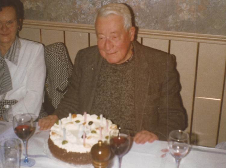 Alden, ému, devant son gâteau d'anniversaire (80 ans), dans le local de Noville.
