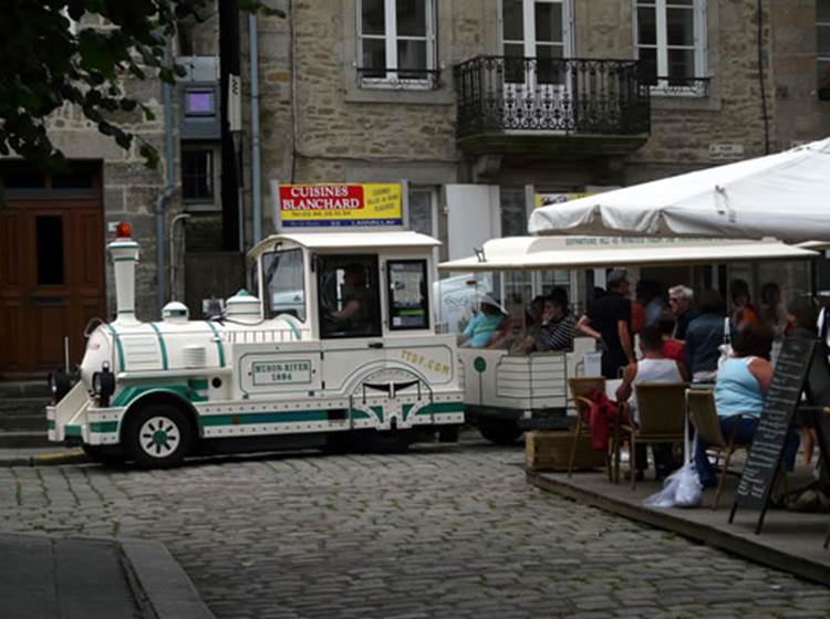 Visite guidée dans le vieux Dinan en peit train