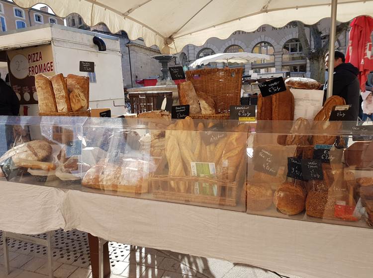 Le marché provençal d'Apt le samedi matin - les délicieux pains français