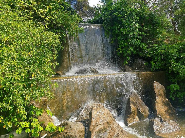 Eugénie les Bains, Village. Parc publique. Sommet de la cascade