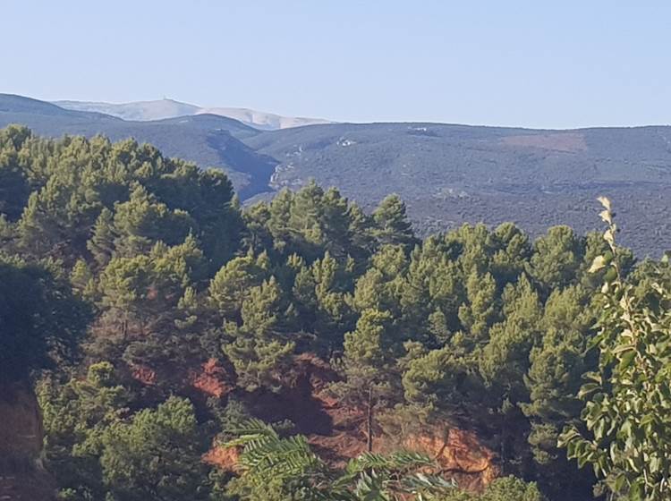 Vue sur le Mont Ventoux depuis le village de Roussillon dans le Luberon