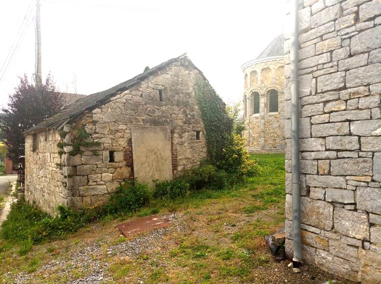 A l'avenir une gîte familial remplacera ce fenil à rénover. - L'Eglise classée à l'arrière