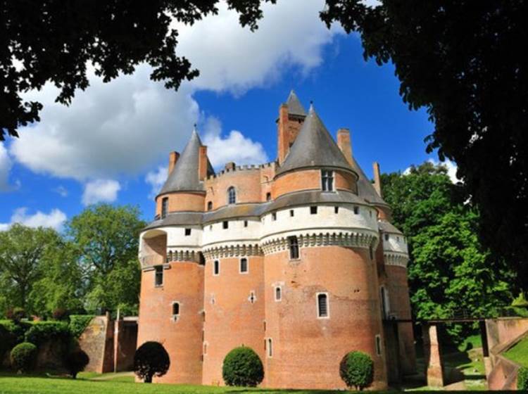 Château fort de Rambures  Gites La Baie des Remparts France.