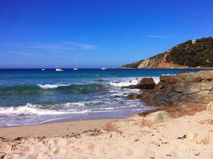 Crique nord de la plage de Menasina