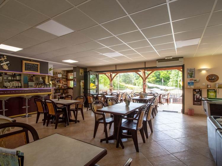 Notre salle de bar, restauration et jeux avec sa terrasse