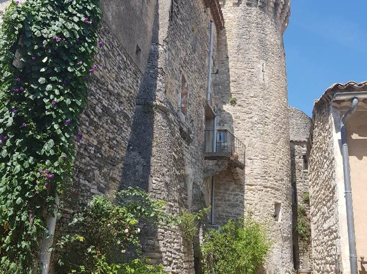 Tour du chateau de Gordes, village perché en Provence