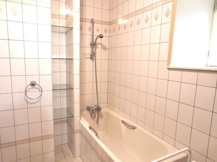 Salle de bain 2 : baignoire, sèche serviettes. 2 WC indépendants à l'étage et un WC au rez-de-chaussée