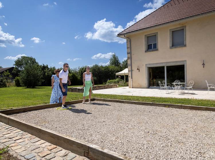 Vivez l'ambiance de la pétanque après une belle journée de découverte de la région