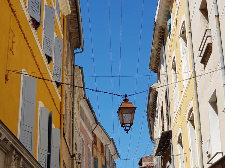 Centre ville d'Apt, immeubles et ruelles pavées aux façades colorées de Provence